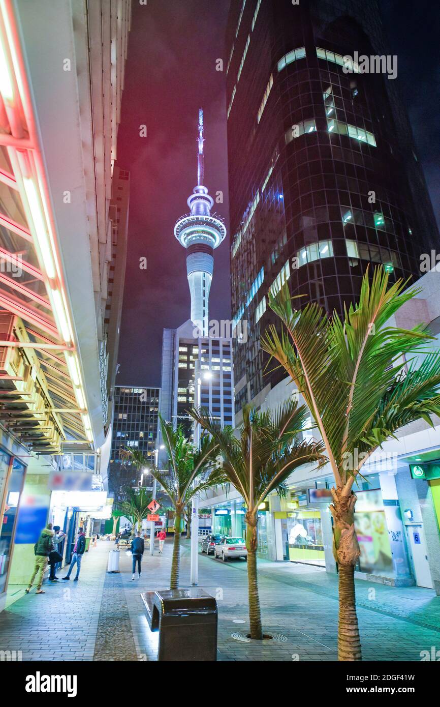 Skytower bei Nacht, das berühmte Wahrzeichen von Auckland, Neuseeland Stockfoto