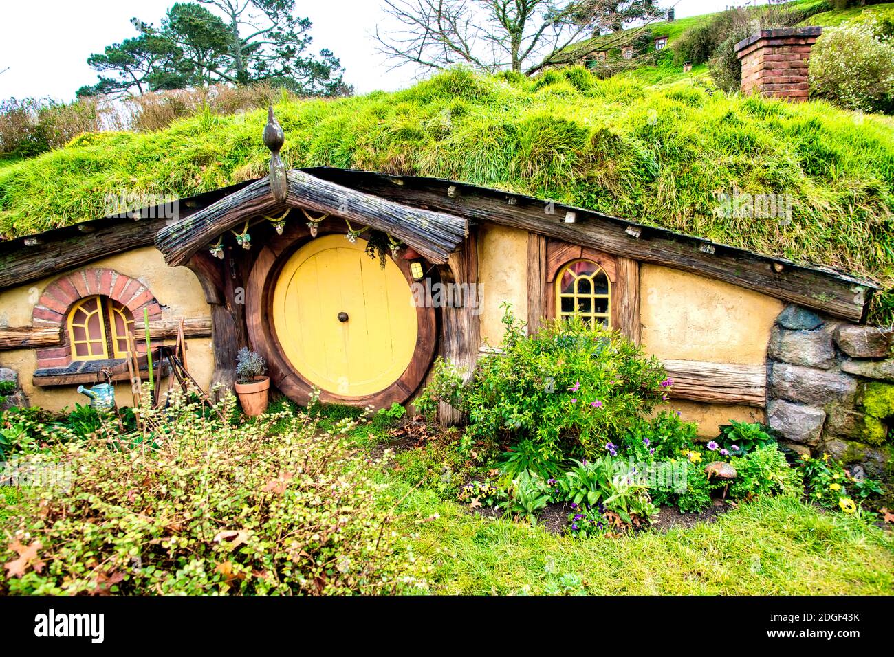 Schönes Hobbiton Movie Set Village in Neuseeland. Holzhäuser im Park Stockfoto