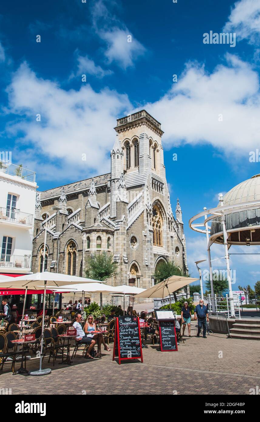 Kirche Sainte-EugÃ©nie Biarritz mit Blick auf den Hafen Vieux Stockfoto