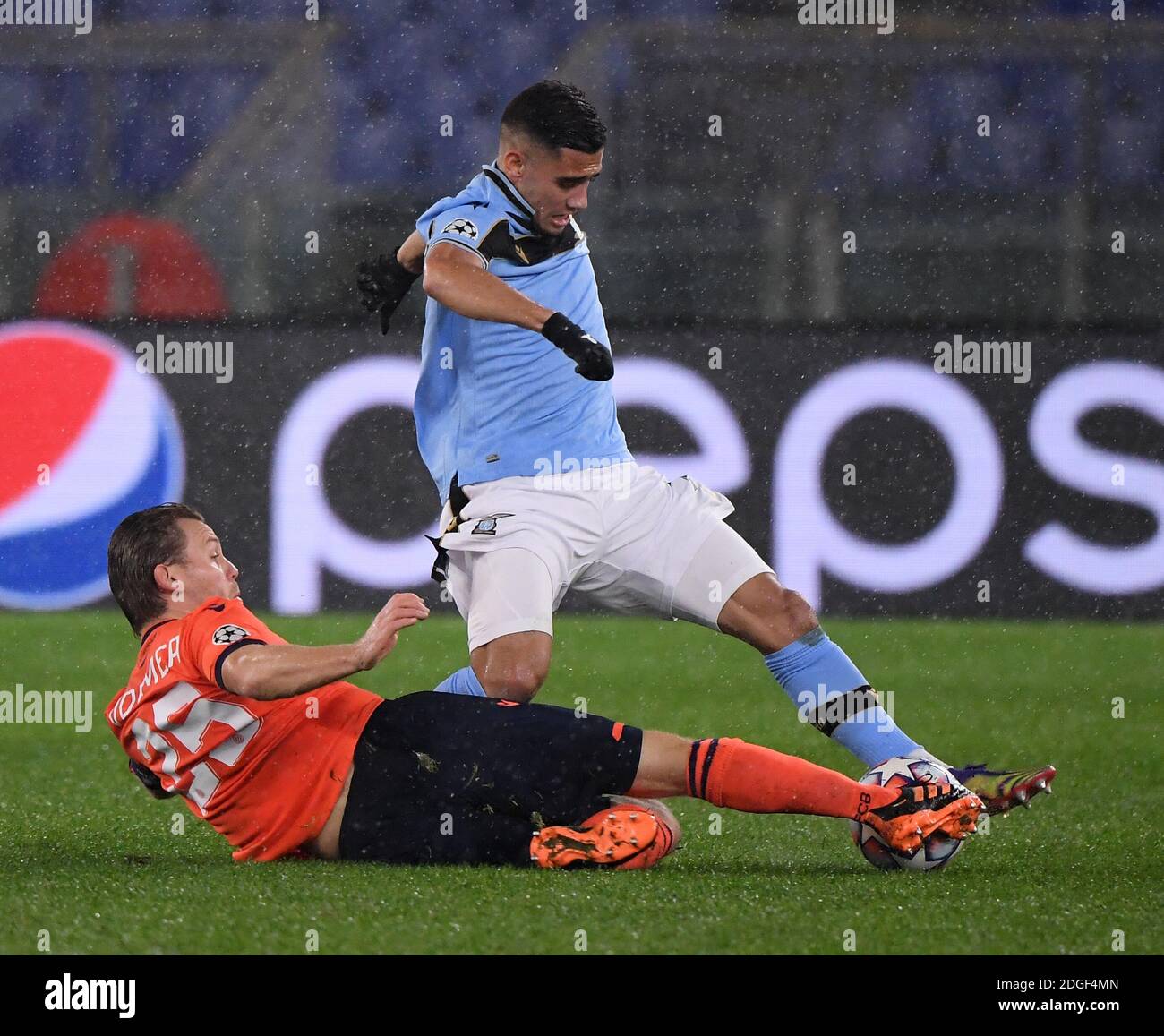 Rom, Italien. Dezember 2020. Andreas Pereira (R) von Latium steht mit Ruud Vormer vom Club Brugge KV während des UEFA Champions League Group F-Spiels zwischen Lazio und Club Brugge KV in Rom, Italien, am 8. Dezember 2020. Quelle: Augusto Casasoli/Xinhua/Alamy Live News Stockfoto