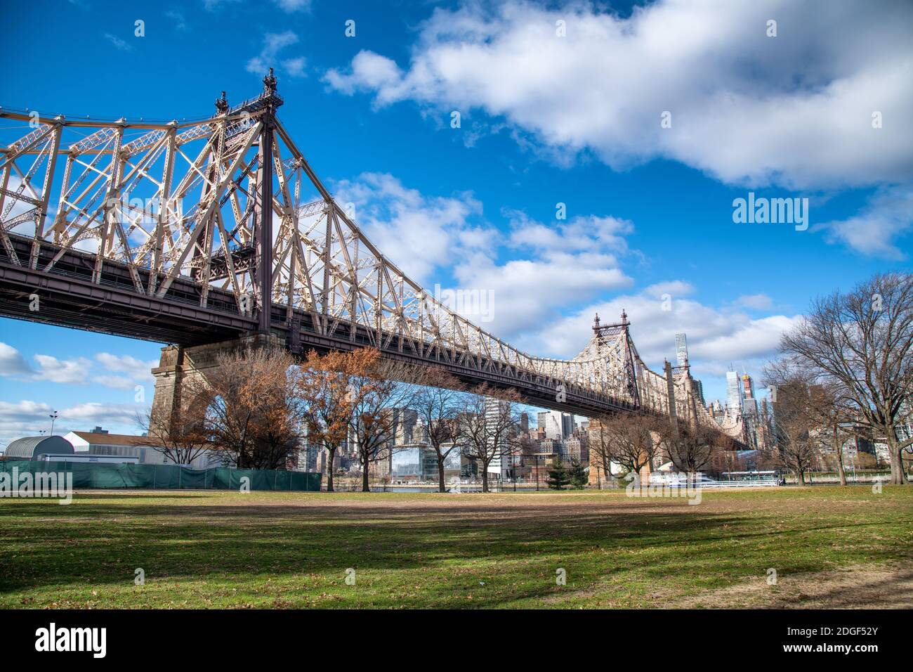 New York City Manhattan Gebäude aus Queensbridge Park und Queensboro Brücke an einem schönen Wintertag Stockfoto