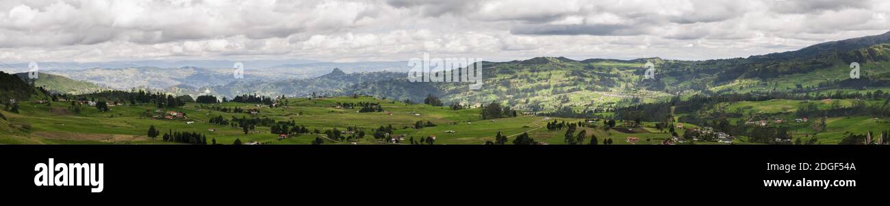 Panorama vom Andenhochland in Ecuador, auf dem Weg nach Cuenca. Stockfoto