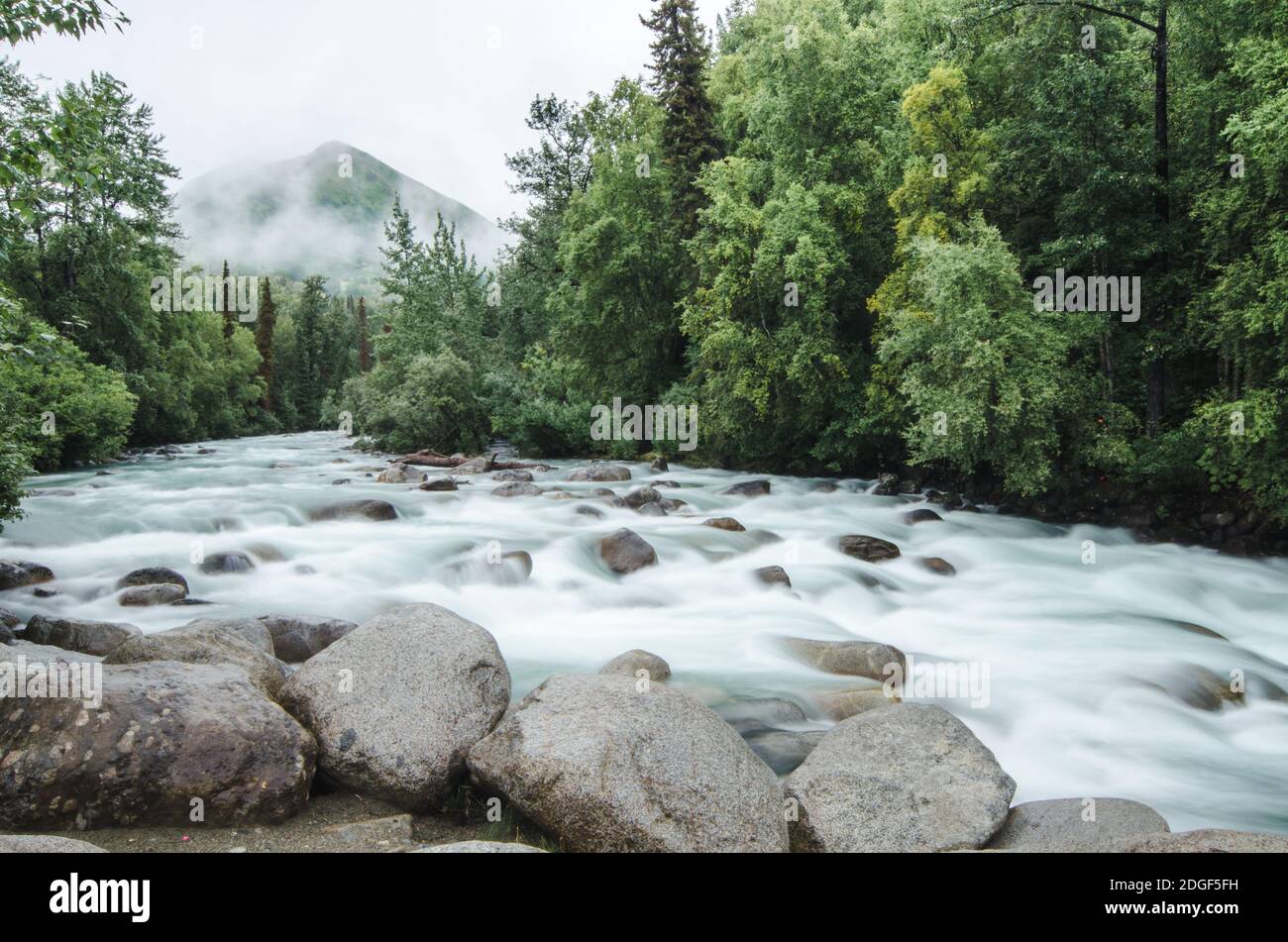 Fließender Fluss, auf dem Weg zum Thatcher Pass in Alaska Stockfoto