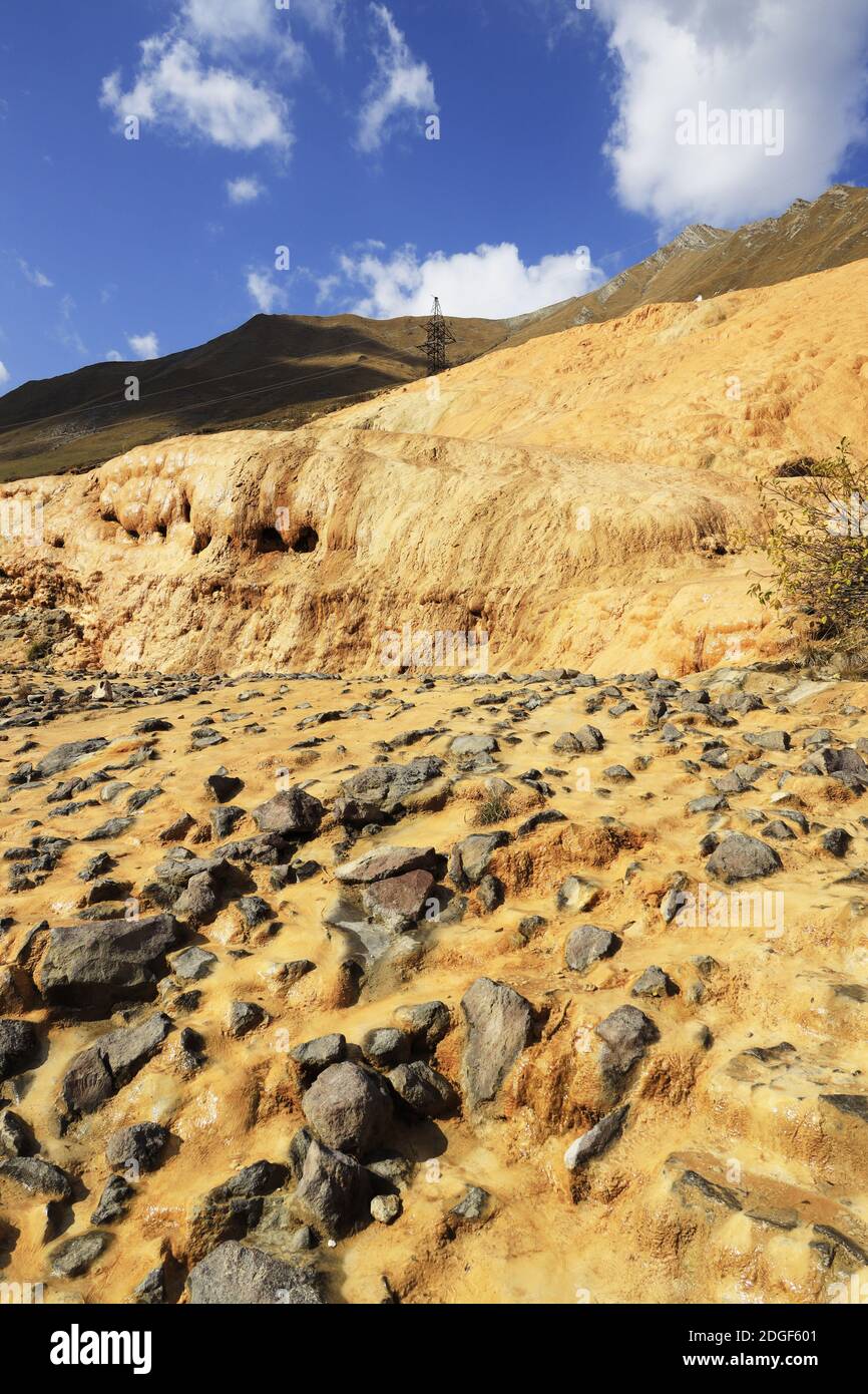 Travertine von Jvari Pass in Kazbegi National Park, Georgia Stockfoto