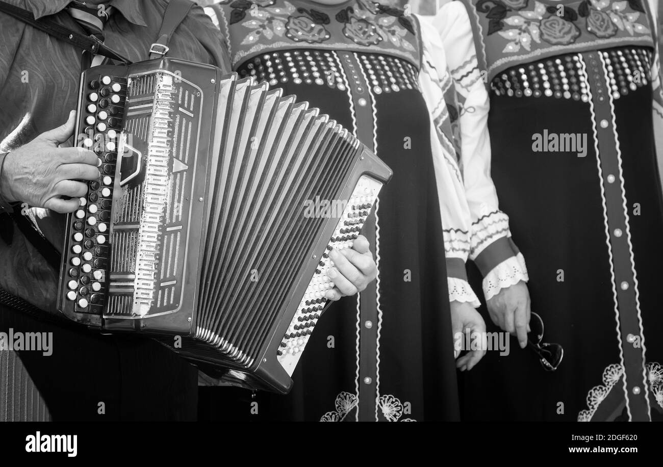 Ein Mann spielt eine Folk Musical Instruments Stockfoto