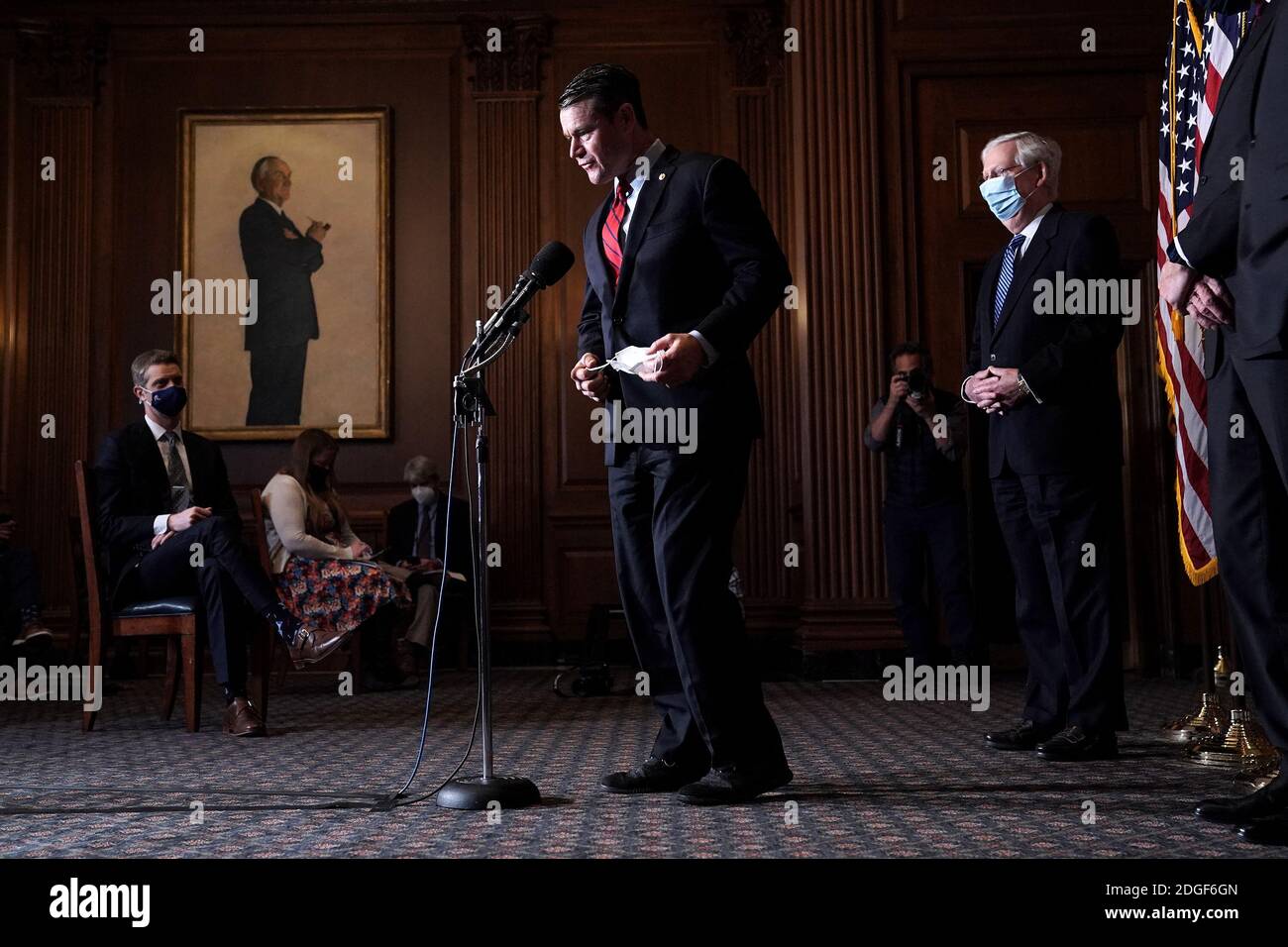 Washington, Vereinigte Staaten Von Amerika. Dezember 2020. Senator Todd Young (R-Ind.) spricht nach dem wöchentlichen Policy Lunch am Dienstag, den 8. Dezember 2020 Reporter an.Quelle: Greg Nash/Pool via CNP Quelle: dpa/Alamy Live News Stockfoto