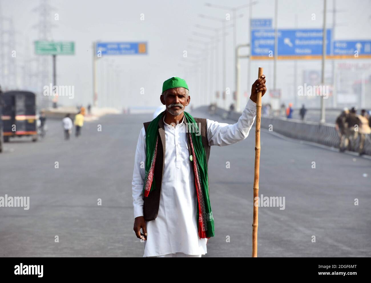 Neu Delhi, Indien. Dezember 2020. Ein indischer Landwirt nimmt am 8. Dezember 2020 an einem Protest gegen die neuen Agrargesetze auf der blockierten Autobahn an der Grenze Delhi-Uttar Pradesh in Indien Teil. Die landesweite Stilllegung, die von Bauern aus dem ganzen Land gefordert wurde, ging am Dienstag friedlich vonstatte, wobei einige Störungen im Straßen- und Schienenverkehr aus einigen Teilen des Landes gemeldet wurden. Die Schließung wurde von den Bauern während ihrer anhaltenden Proteste gegen die drei neuen Agrargesetze, die kürzlich von der Regierung erlassen wurden, gefordert. Quelle: Partha Sarkar/Xinhua/Alamy Live News Stockfoto