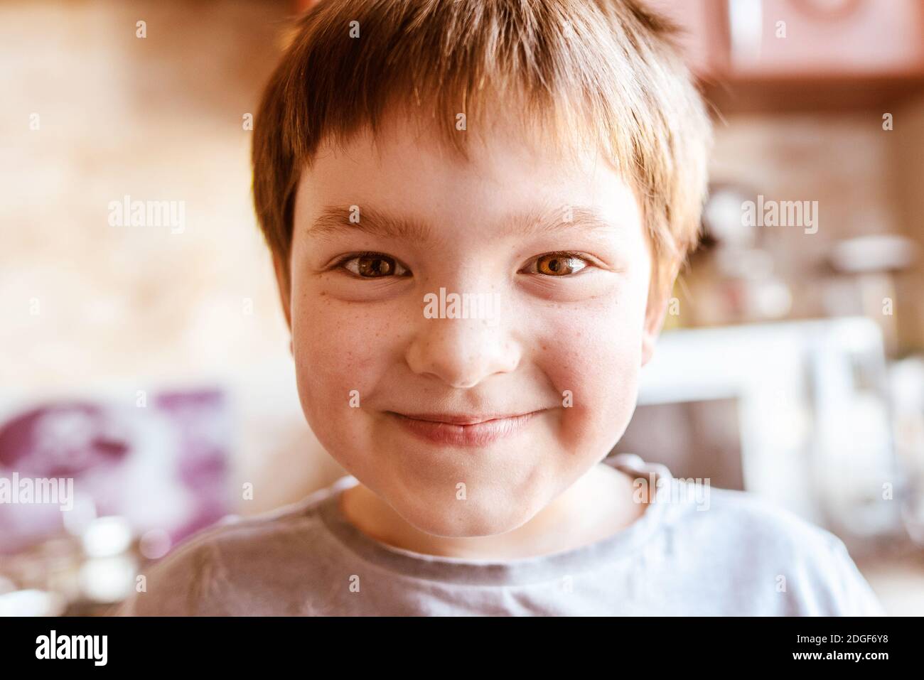 Porträt von spielerisch lachenden kleinen Jungen im Haus Stockfoto