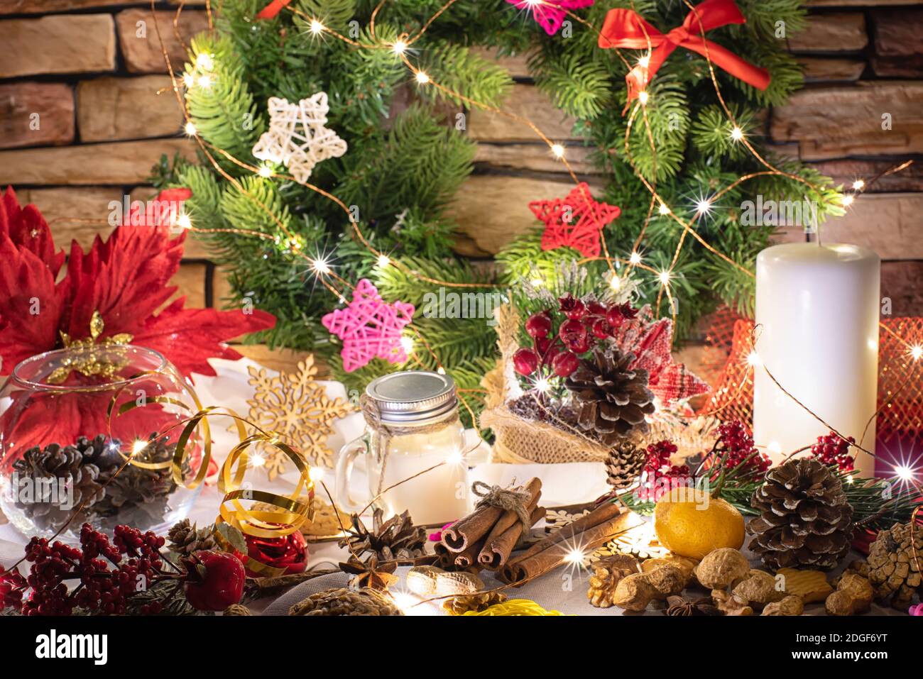 Weihnachten und Neujahr Feier Tischdekoration Hintergrund Stockfoto