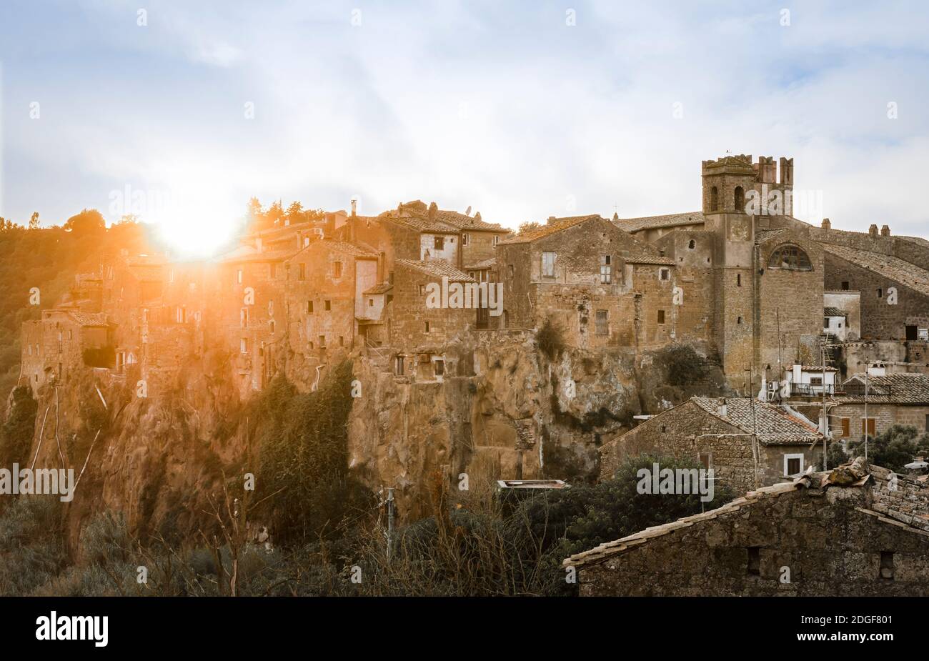 Sonnenaufgang über der mittelalterlichen Gemeinde Calcata in Italien Entvölkert 1930 aus Angst vor dem Zusammenbruch und dann wieder besiedelt Von Künstlern und Hippies im Jahr 1960 Stockfoto