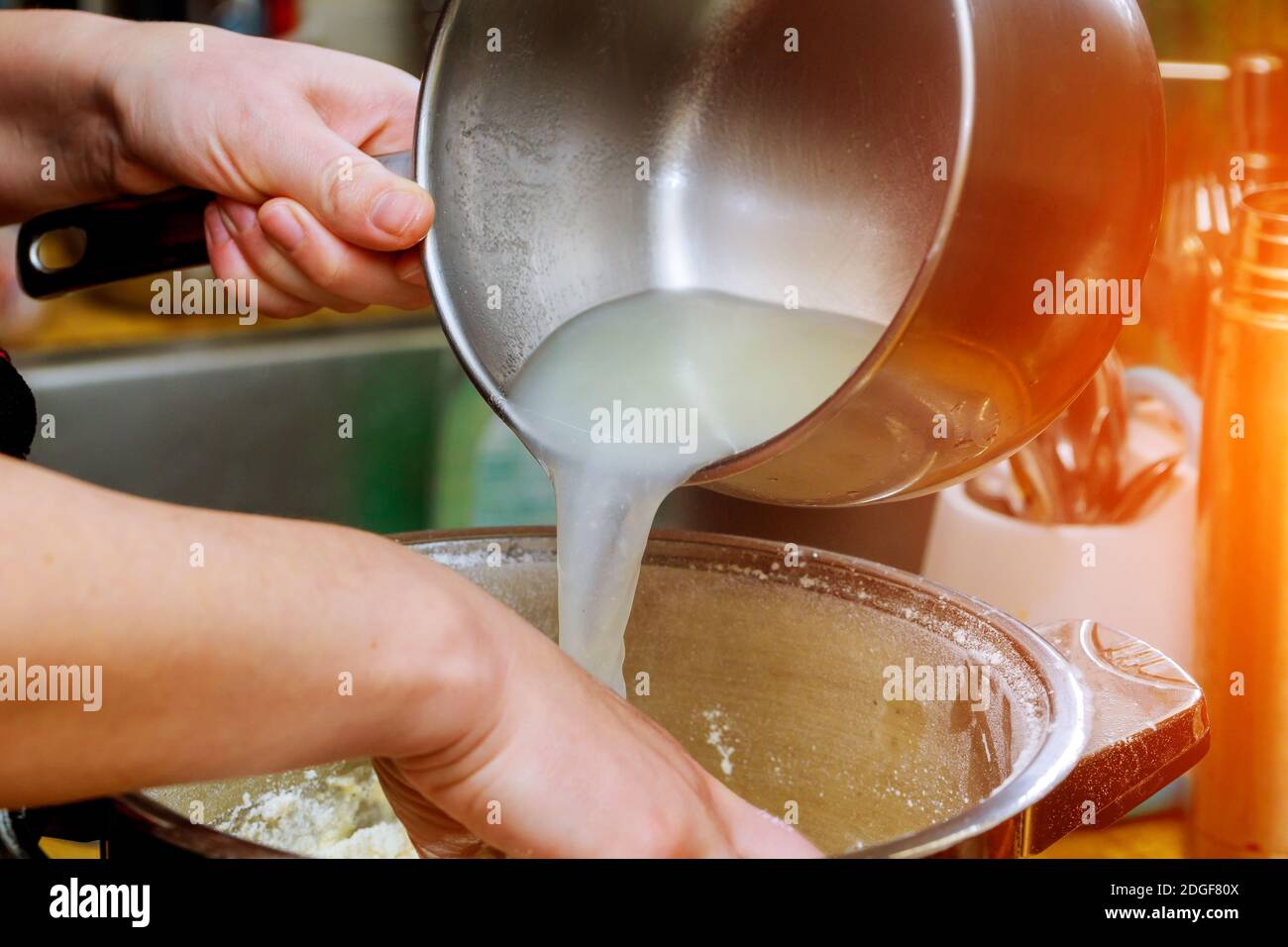 Fügen Sie Wasser in Mehl machen Teig frische Zutaten Mahlzeit Zubereitung. Stockfoto