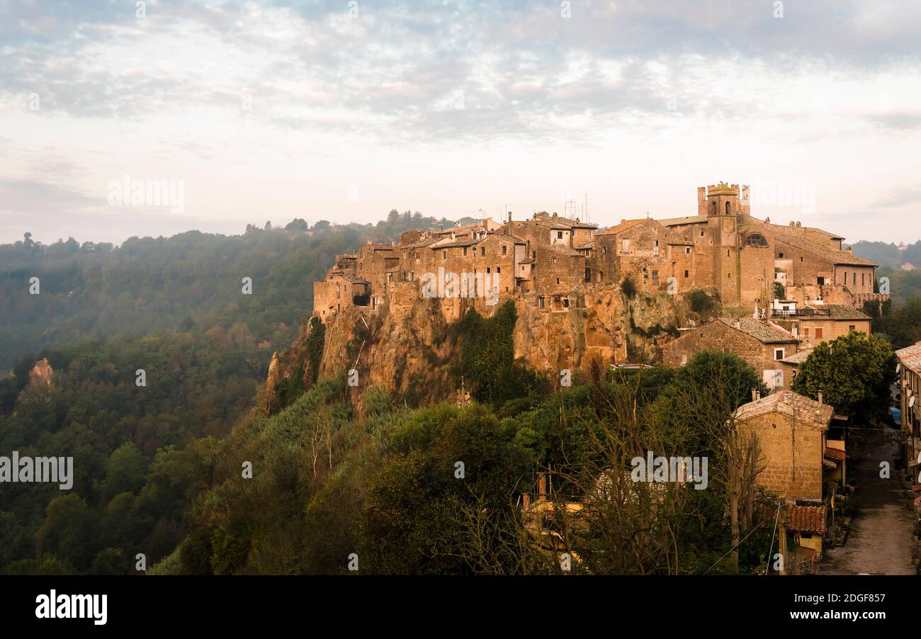 Sonnenaufgang über der mittelalterlichen Gemeinde Calcata in Italien Entvölkert 1930 aus Angst vor dem Zusammenbruch und dann wieder besiedelt Von Künstlern und Hippies im Jahr 1960 Stockfoto