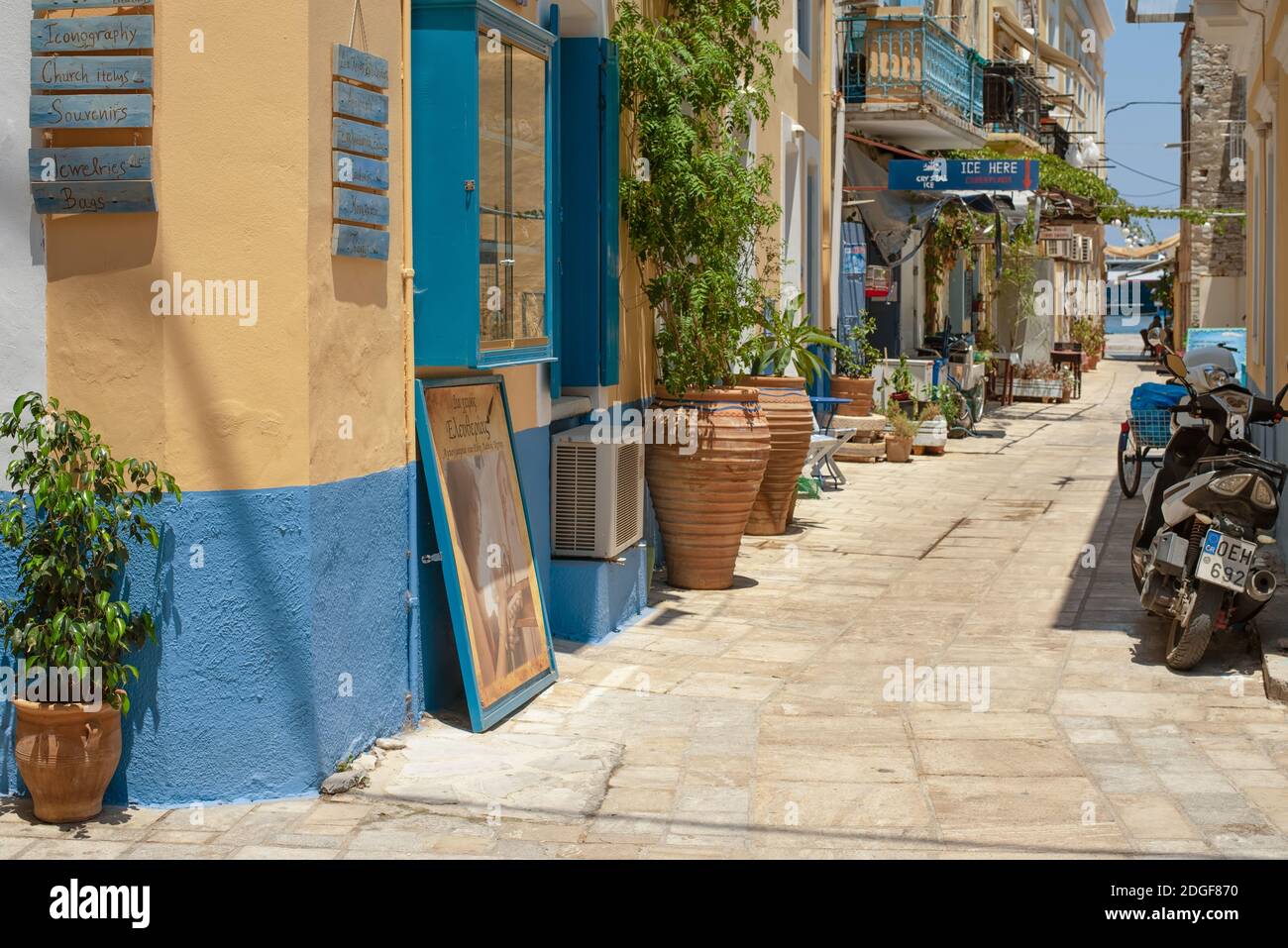 Symi Island, Griechenland - 27. Juni 2019: Blick auf die hellblauen und gelben Straßen von Symi Island, Griechenland Stockfoto