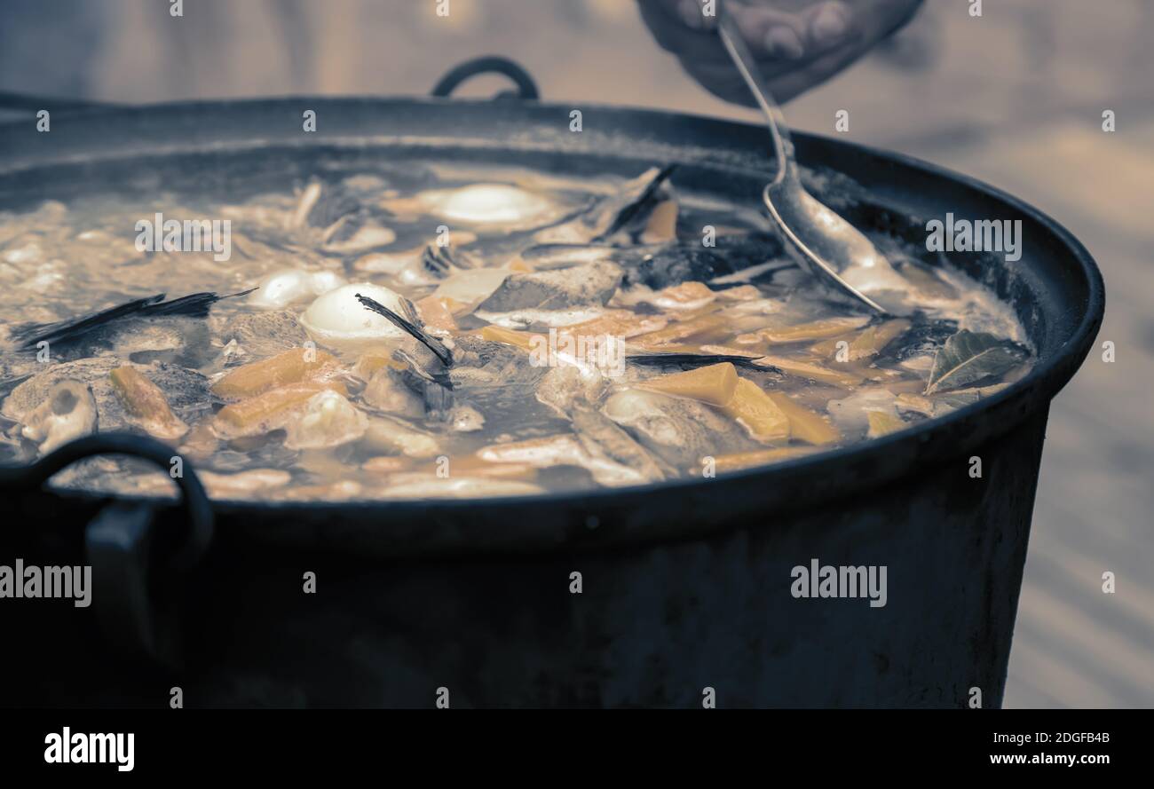 Im Topf auf dem Feuer zubereiten. Stockfoto