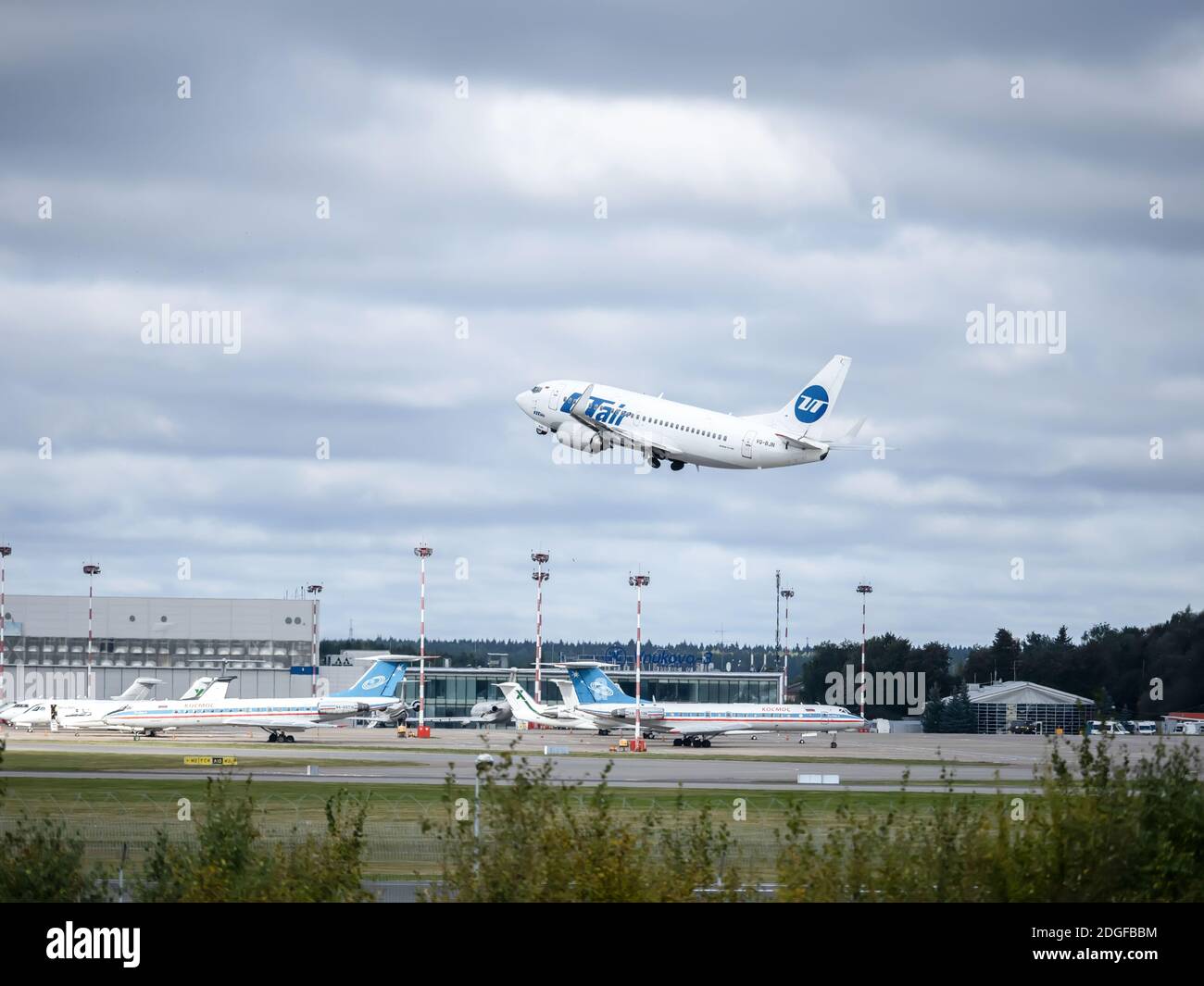 Eine UTair Boeing 737-500 am internationalen Flughafen Vnukovo, benannt nach Andrey Tupolev. Stockfoto