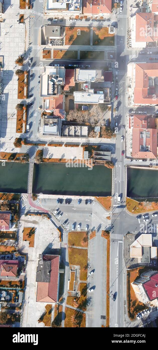 Panoramablick von oben nach unten auf die Straße und Häuser von Italien Stockfoto