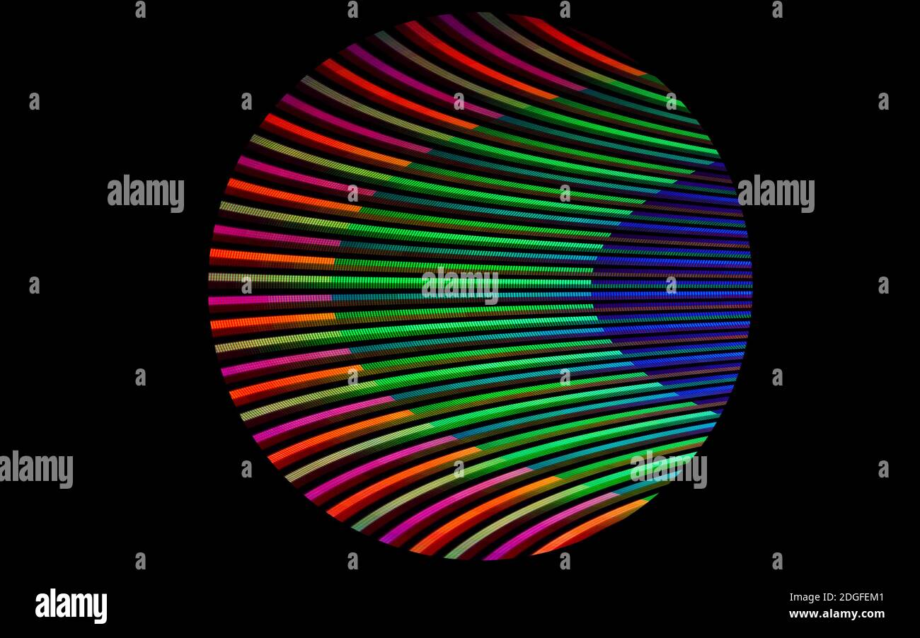 Kreis mit Muster in Neonfarben vor schwarzem Hintergrund Stockfoto
