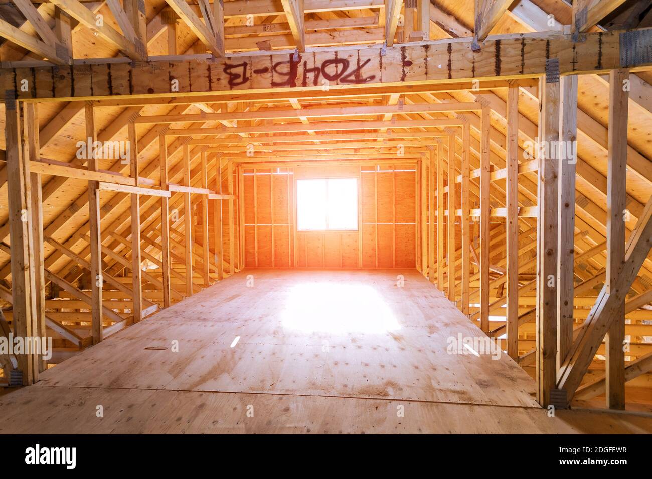 Innenansicht Bau Wand einer Wohnung Dachboden von neu Rahmen neues Haus Wohn Stockfoto