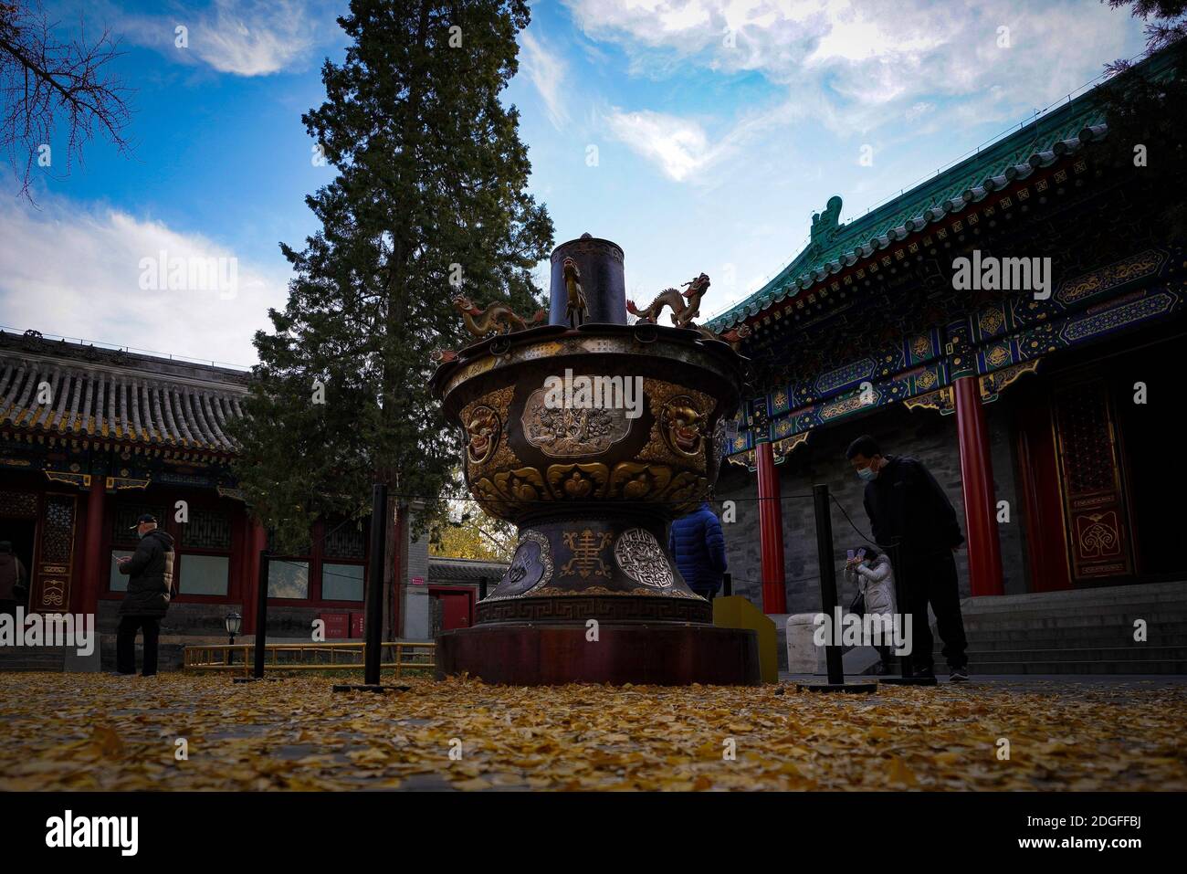 Ein riesiger Topf mit einem Gewicht von 1.3 Tonnen, der das Handwerk des Landkreises Huangzhong zeigt, wird in das Herrenhaus des Prinzen Gong verlegt, um an teilzunehmen Stockfoto