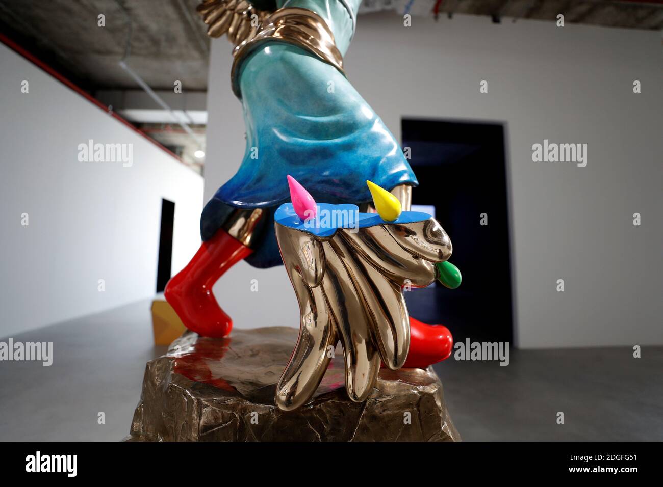 Ein zerbrochener Flügel der Skulptur der thailändischen Künstlerin Yuree  Kensaku mit dem Titel 'Broken Victoria', inspiriert von der Statue des  geflügelten Sieges von Samothrace der griechischen Göttin Nike, ist während  einer Ausstellung