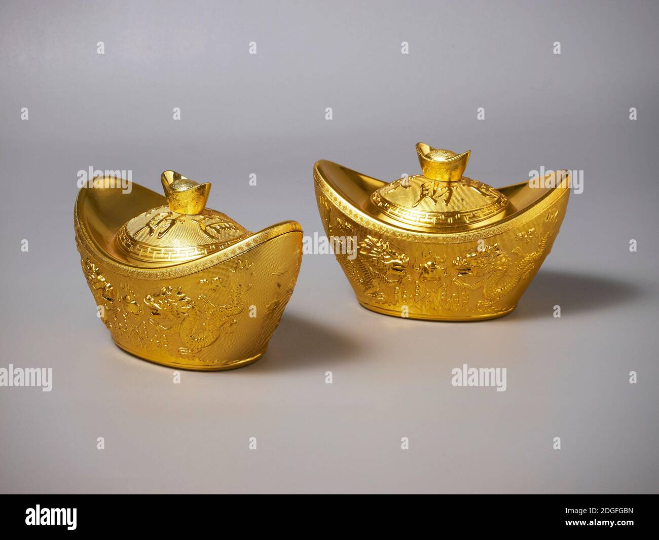 Zwei Stücke Plastikkopien der alten chinesischen Währung zuvor gemacht Aus Gold Stockfoto