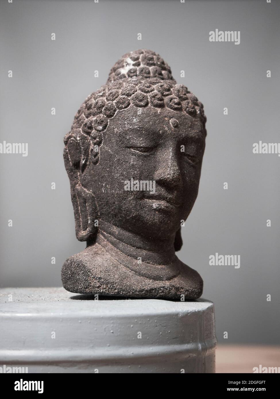 Souvenirs von Miniaturstatuen von Buddhas Kopf im Borobudur Tempel Auf grauem Hintergrund Stockfoto