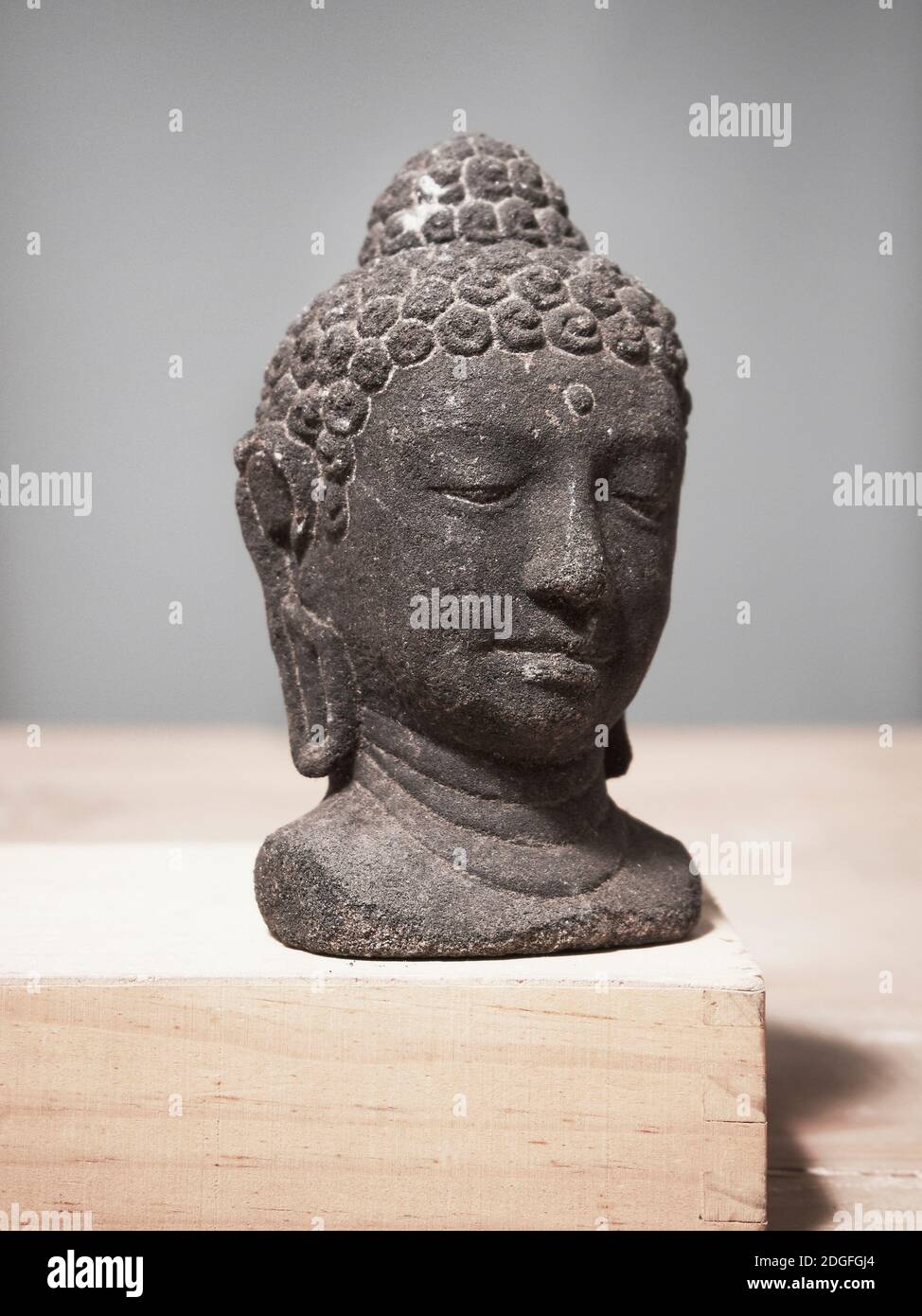 Souvenirs von Miniaturstatuen von Buddhas Kopf im Borobudur Tempel Auf einer Holzkiste Stockfoto