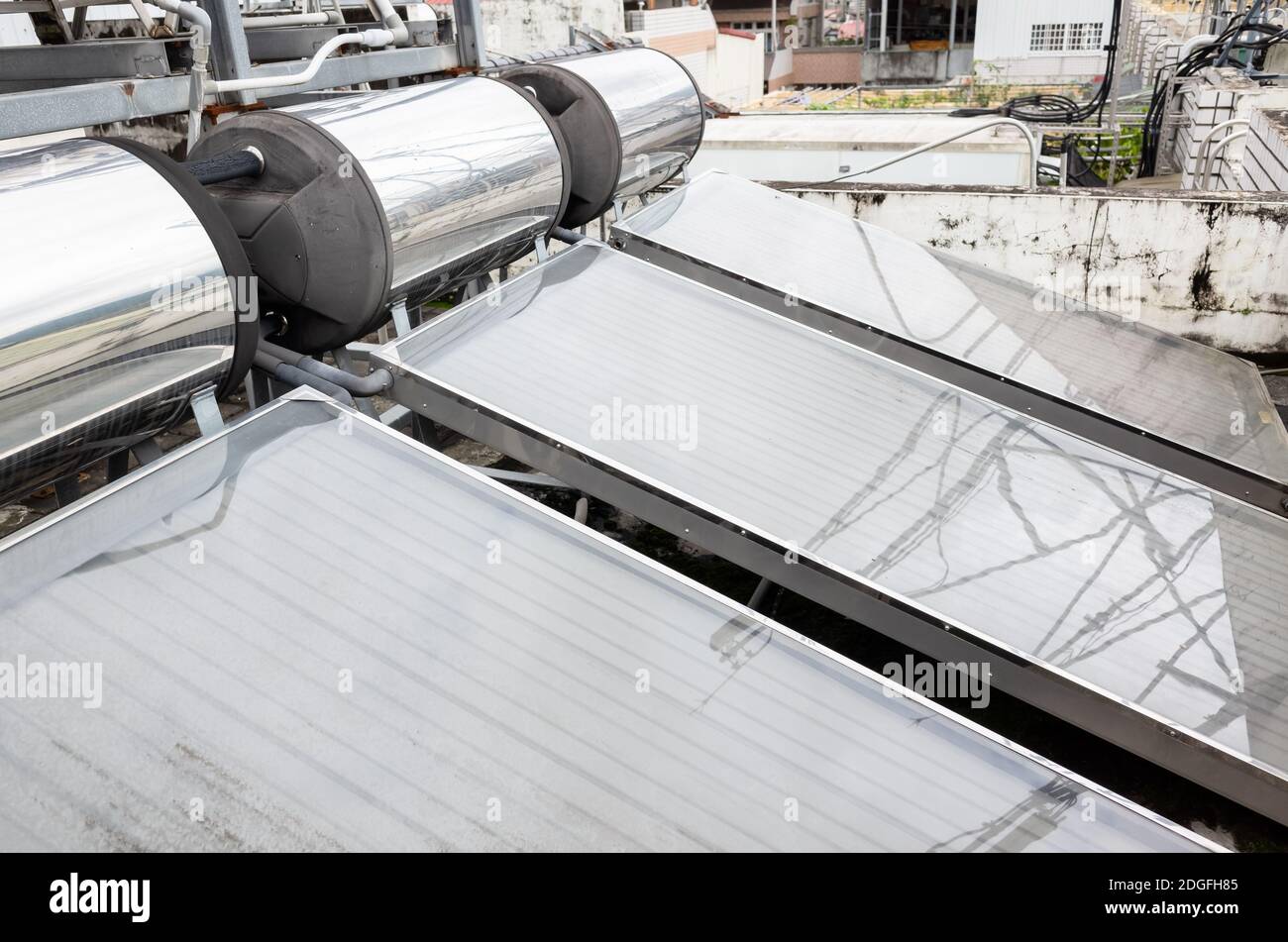 Solarwarmwasserbereiter auf einem Dach Stockfoto