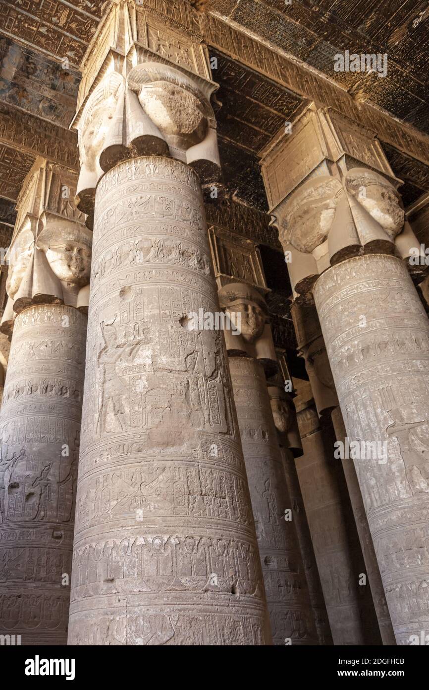 Säulen im Tempel von Dendera Stockfoto