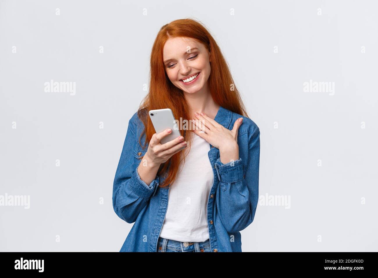 Oh So Suss Beruhrt Und Erfreut Verfuhrerisch Rotschopf Freundin Erhalten Liebe Emoji Schone Nachricht Sms Chat Freund Hol Stockfotografie Alamy