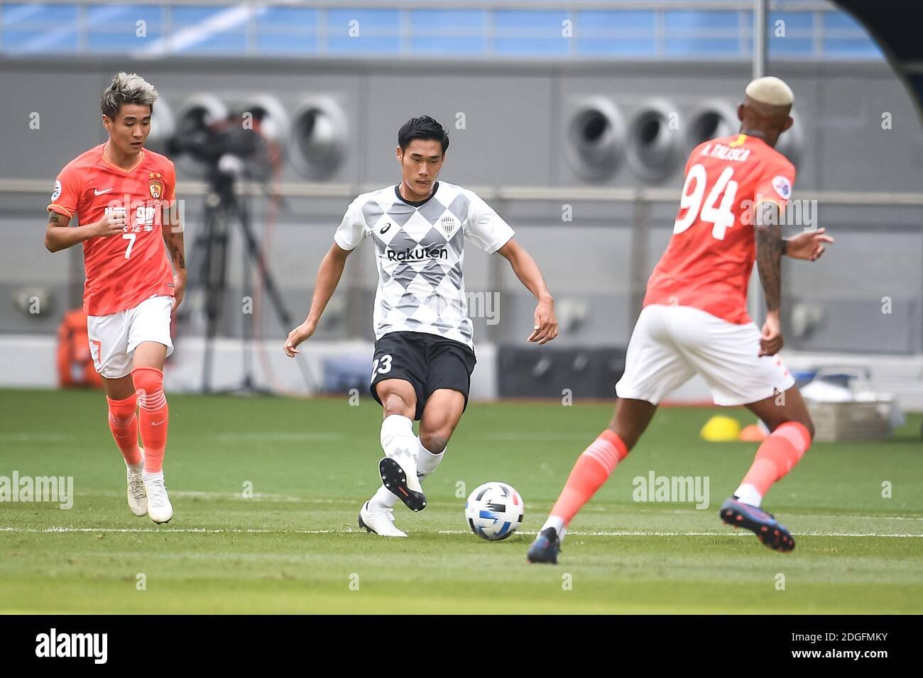 Der japanische Fußballer Tensushi Yamakawa von Vissel Kobe, Mitte, hält den Ball im Gruppenspiel der AFC Champions League (ACL) 20/21 gegen Guangz Stockfoto