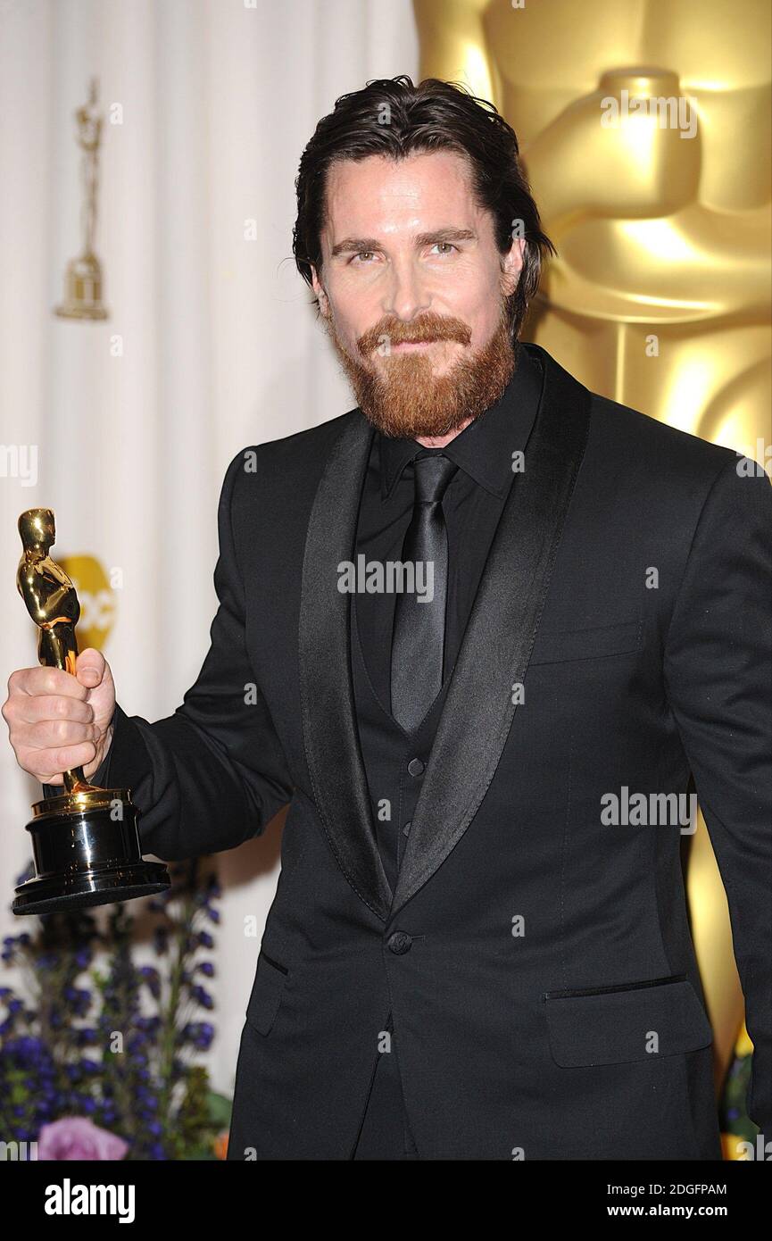 Christian Bale mit dem Preis für den besten Nebendarsteller, ausgezeichnet für den Kämpfer, bei den 83. Academy Awards im Kodak Theater, Los Angeles. Stockfoto