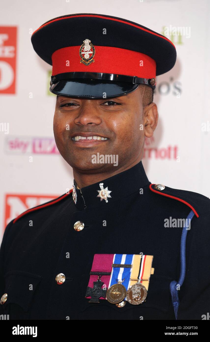 Lance Corporal Johnson Beharry VC bei der Ankunft bei den Children's Champion Awards 2011, Grosvenor House Hotel, Park Lane, London. Stockfoto