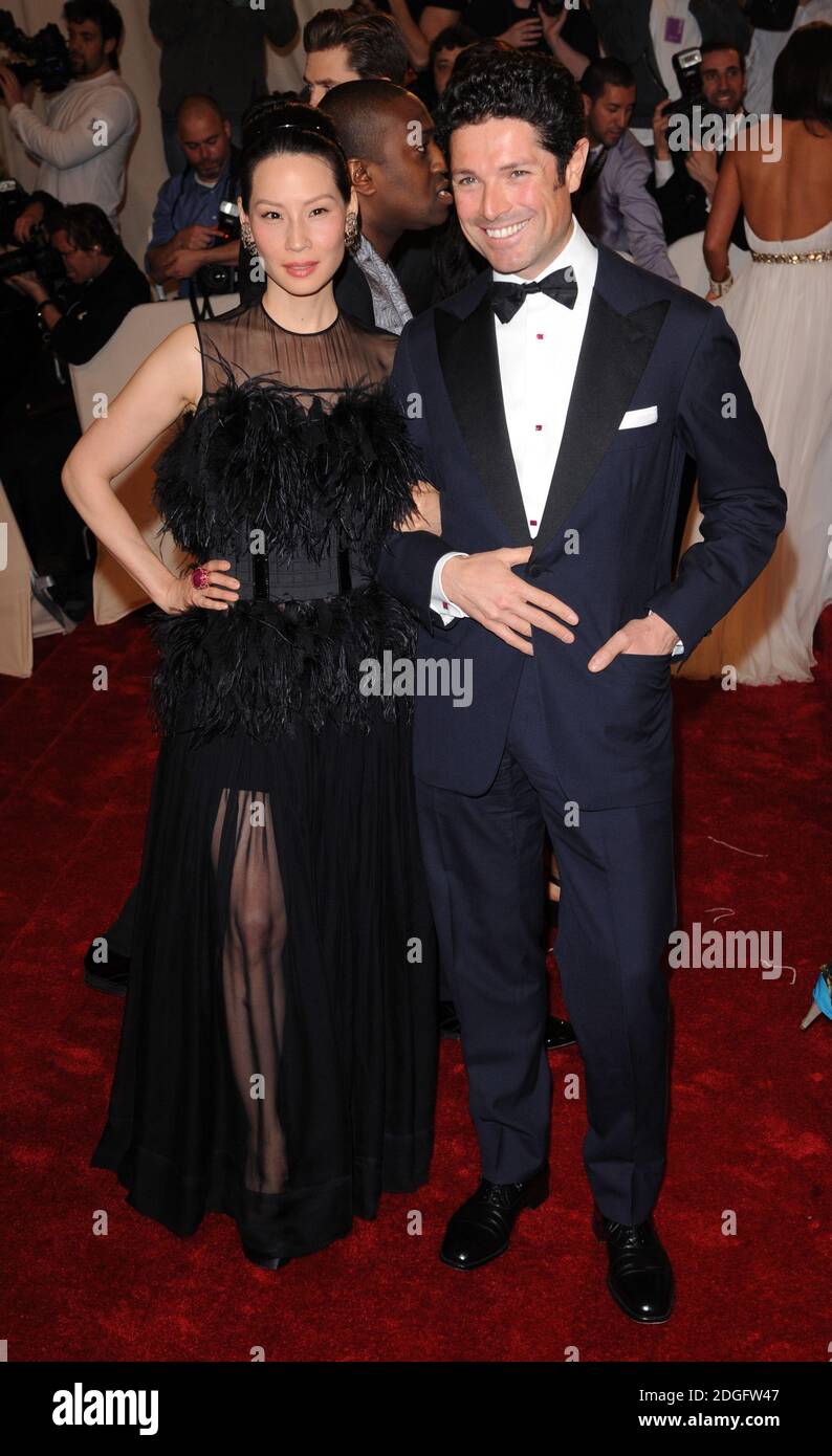 Lucy Liu und Matteo Marzotto bei der Ankunft im Metropolitan Museum Costume Institute Benefit Gala zu Ehren von Alexander McQueen, Savage Beauty, New York Stockfoto