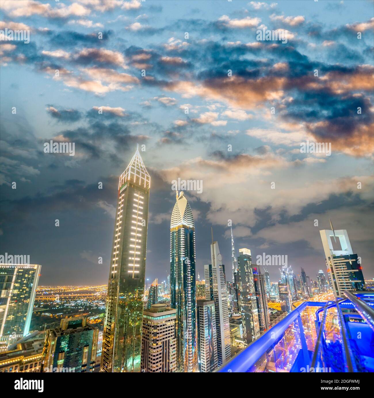 Atemberaubende Luftaufnahme der Skyline von Downtown Dubai von der Sheikh Zayed Road, Vereinigte Arabische Emirate Stockfoto