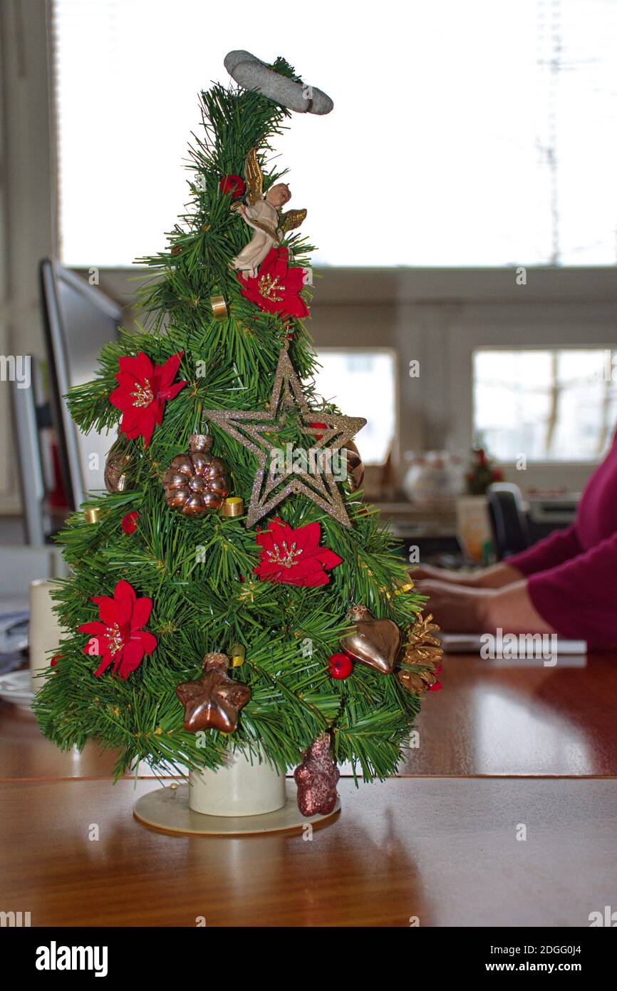 Geschmückter Weihnachtsbaum auf dem Schreibtisch im Büro Stockfotografie -  Alamy