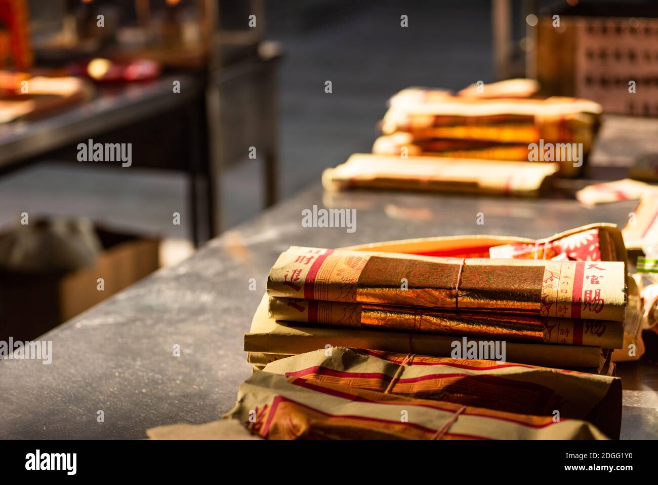 Chinesische joss Gold Papier Handwerk auf einem Tisch Stockfoto