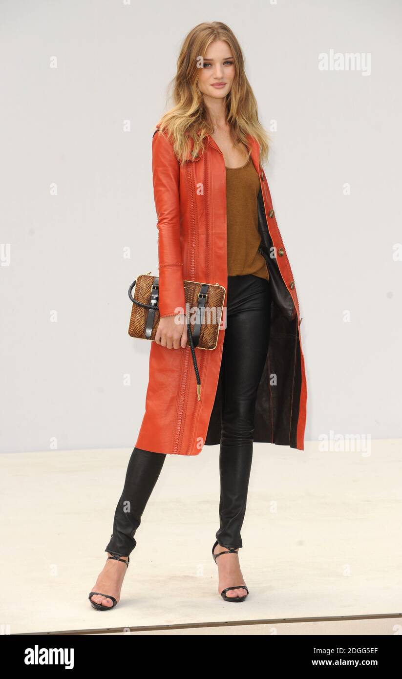 Rosie Huntington-Whiteley Ankunft zur Burberry Catwalk Show während der London Fashion Week in Kensington Gardens, Kensington Stockfoto