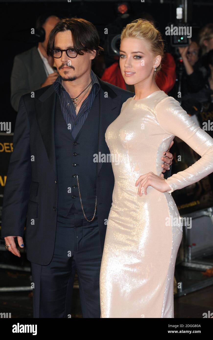 Johnny Depp und Amber hörten bei der europäischen Premiere von The Rum Diary, Odeon Cinema, Kensington High St, London, ankommen. Stockfoto