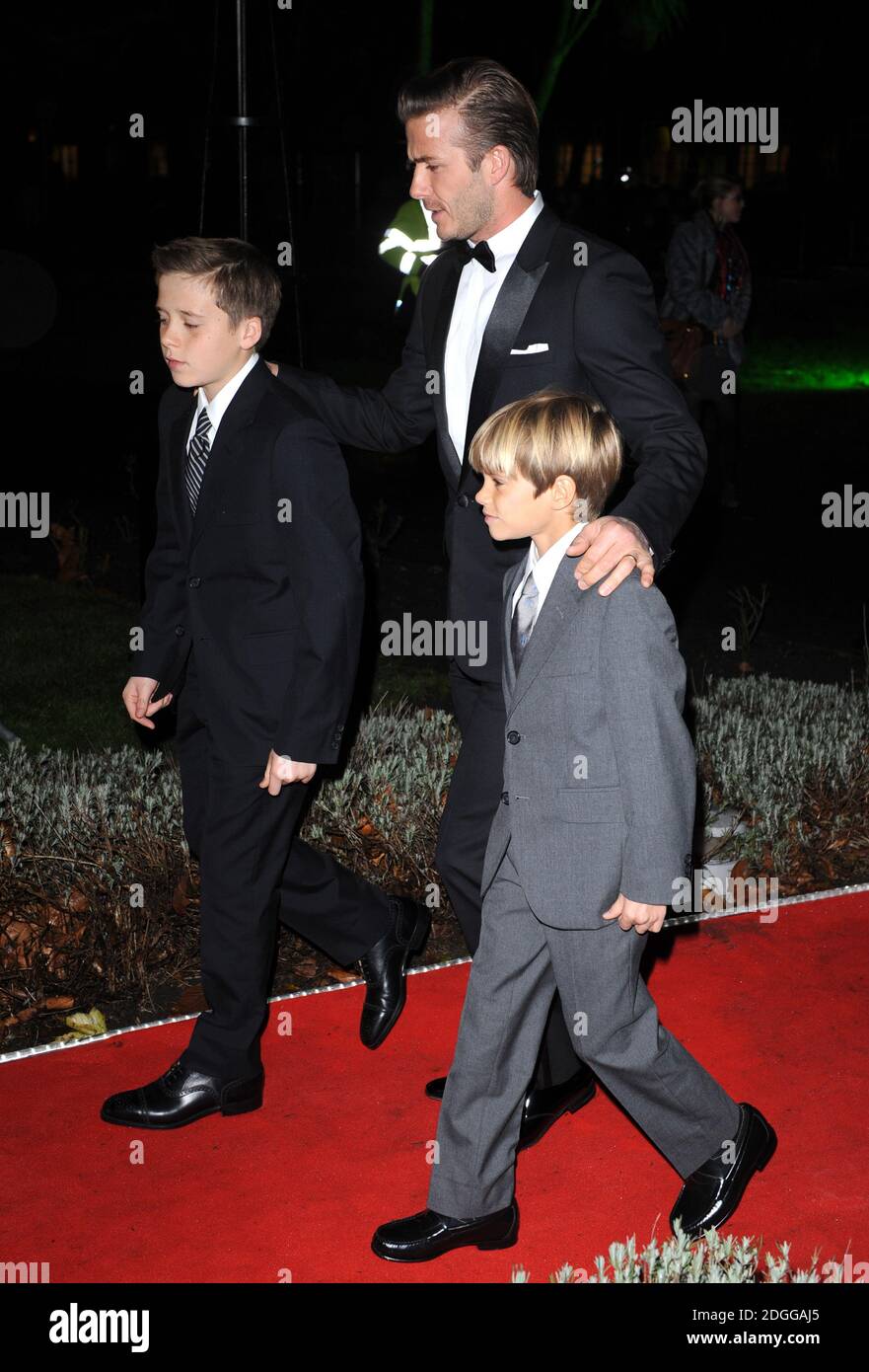 David Beckham mit den Söhnen Brooklyn und Romeo bei der Ankunft bei den Sun Military Awards 2011, auch bekannt als The Millies, The Imperial war Museum, London. Stockfoto