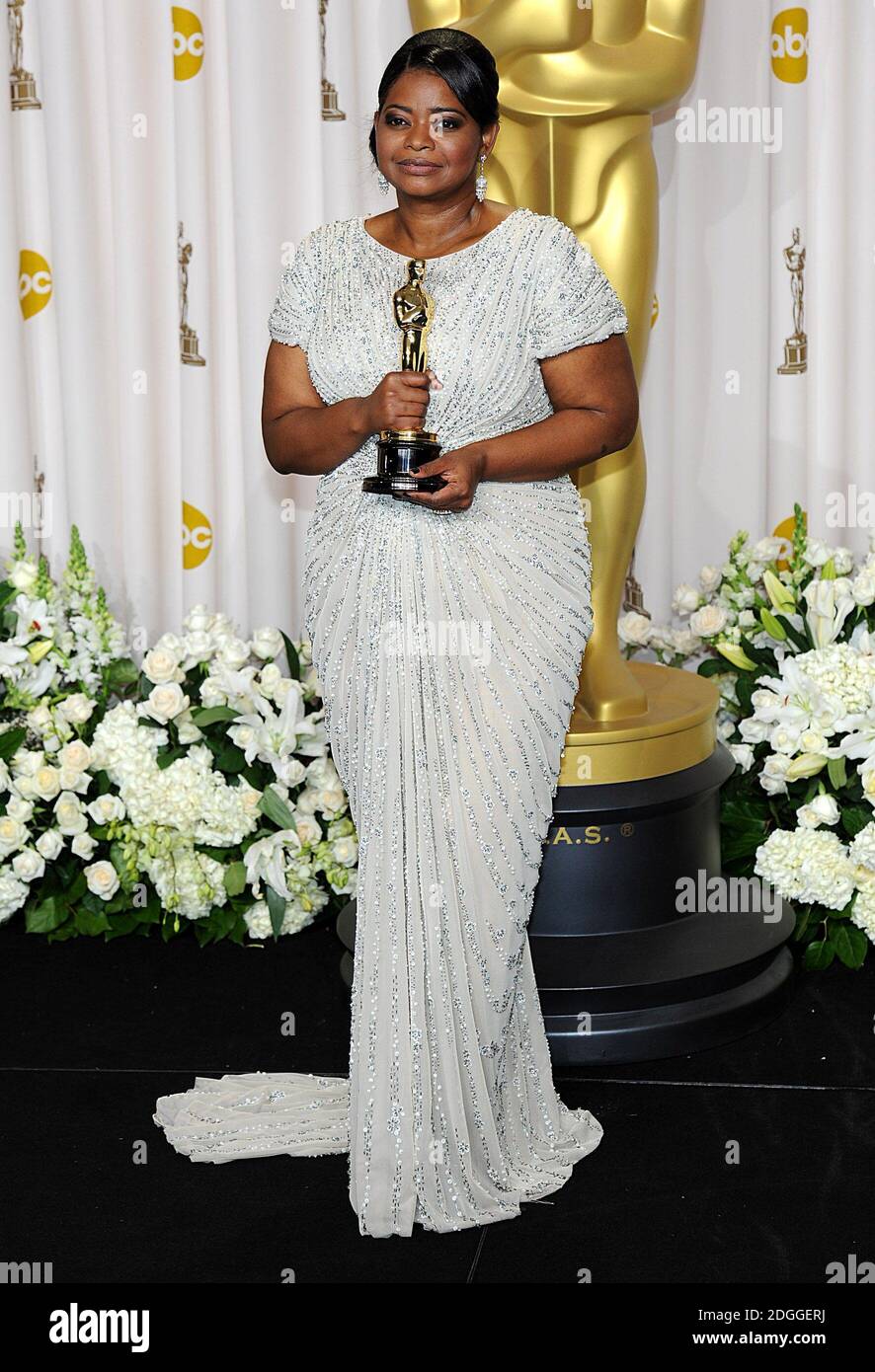 Octavia Spencer mit der Performance einer Schauspielerin in einer Nebenrolle, erhielt für The Help zusammen mit Christian Bale bei den 84. Academy Awards im Kodak Theater, Los Angeles. Stockfoto