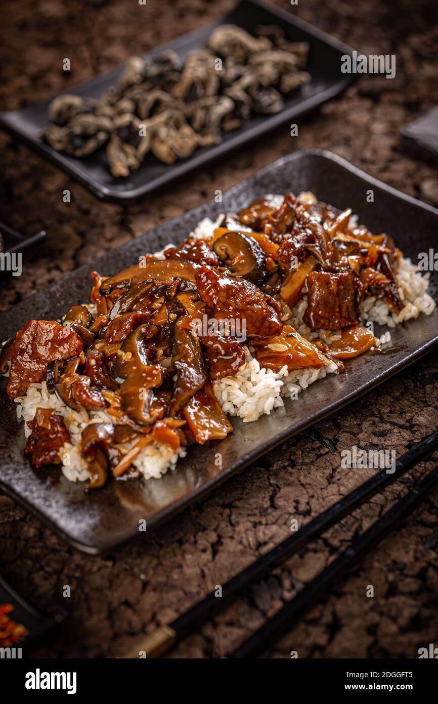 Traditionelle chinesische Kche, Rindfleisch mit Bambus und Shiitake in  wrziger brauner Sauce Stockfotografie - Alamy