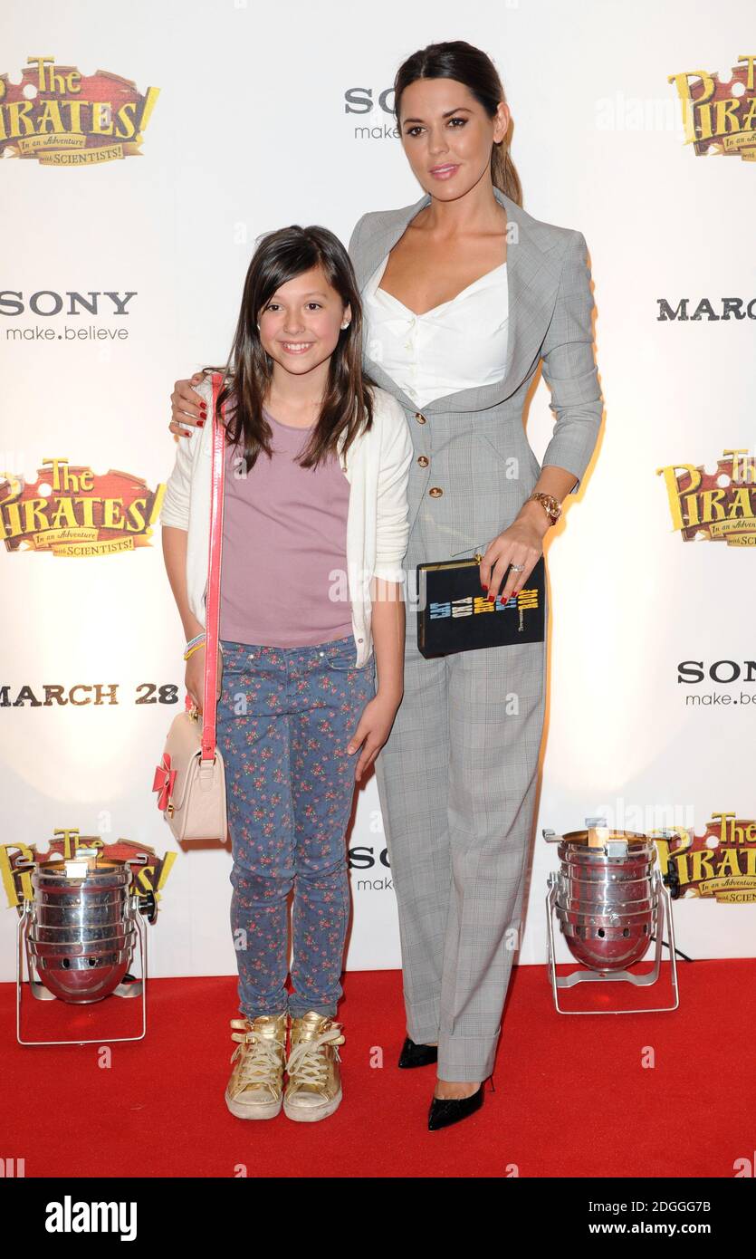 Danielle Lineker und Tochter Ella kommen zur Premiere der Piraten, in einem Abenteuer mit Wissenschaftlern! Das May Fair Hotel, London. Stockfoto