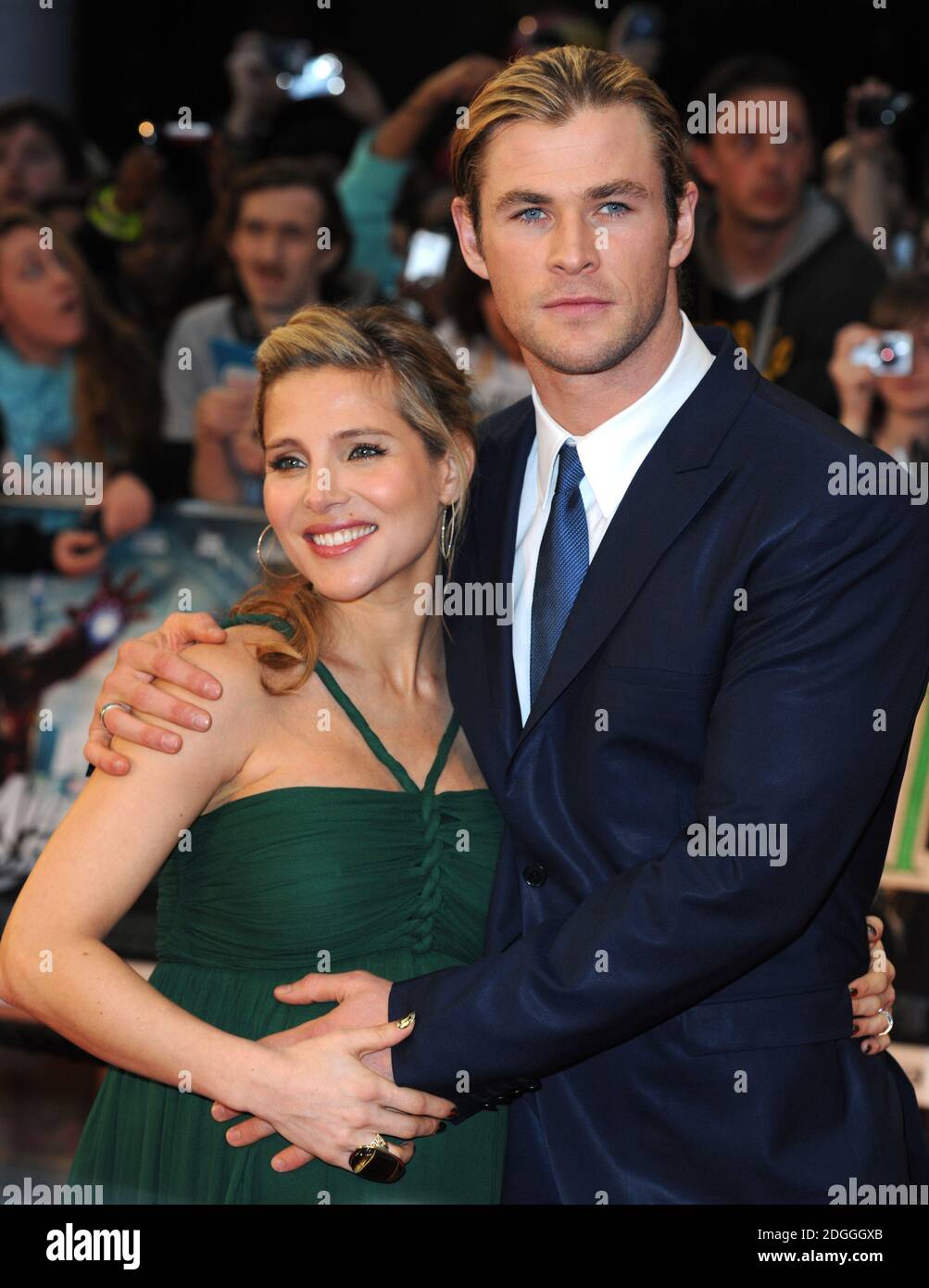 Chris Hemsworth und seine Frau Elsa Pataky kommen bei der europäischen Premiere von Marvel Avengers Assemble, Vue Cinema, Westfield, London an. Stockfoto