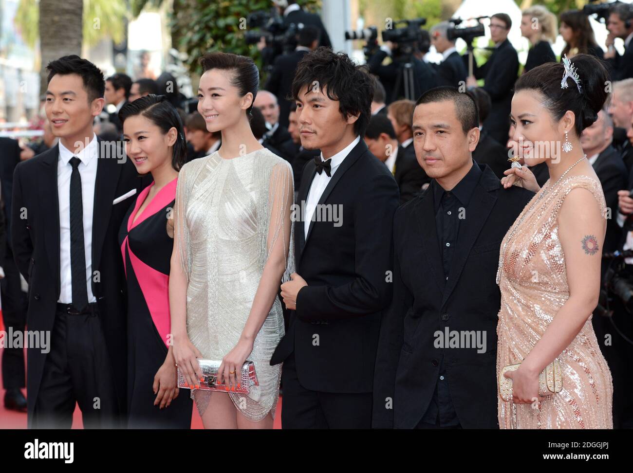 Die Schauspieler Zhu Yawen, Chang Fangyuan, Qi Xi, Qin Hao, der Regisseur Ye Lou und die Schauspielerin Hao Lei bei der Gala-Vorführung von De Rouille et D'os im Palais De Festival. Teil der 65. Filmfestspiele von Cannes. Stockfoto