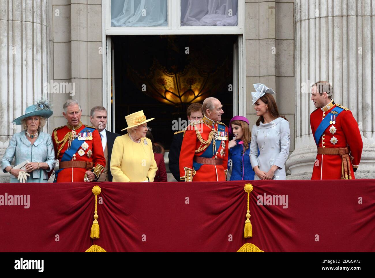 (Von links nach rechts) Camilla Herzogin von Cornwall, Prinz Charles Herzog von Cornwall, Prinz Andrew, Königin Elizabeth, Prinz Harry, Prinz Philip Herzog von Edinburgh, Prinzessin Beatrice, Catherine Herzogin von Cambridge und Prinz William Duke von Cambridge beobachten einen Flug der Royal Air Force mit ihrer Familie vom Balkon des Buckingham Palace nach dem Trooping the Color bei der Horse Guards Parade in London Stockfoto