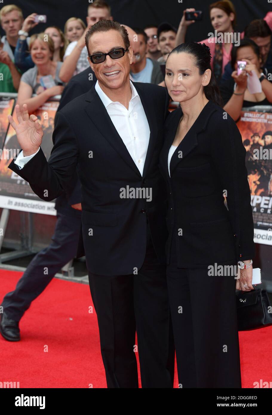 Gladys Portugues und Jean-Claude Van Damme bei der UK Premiere von The Expendables 2, gesponsert von Netflix, im Empire Cinema, Leicester Square, London. Stockfoto