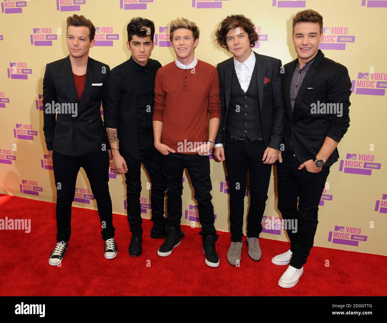 Louis Tomlinson, Zayn Malik, Niall Horan, Harry Styles und Liam Payne von One Direction kommen bei den MTV Video Music Awards im Staples Center, Los Angeles an. Stockfoto