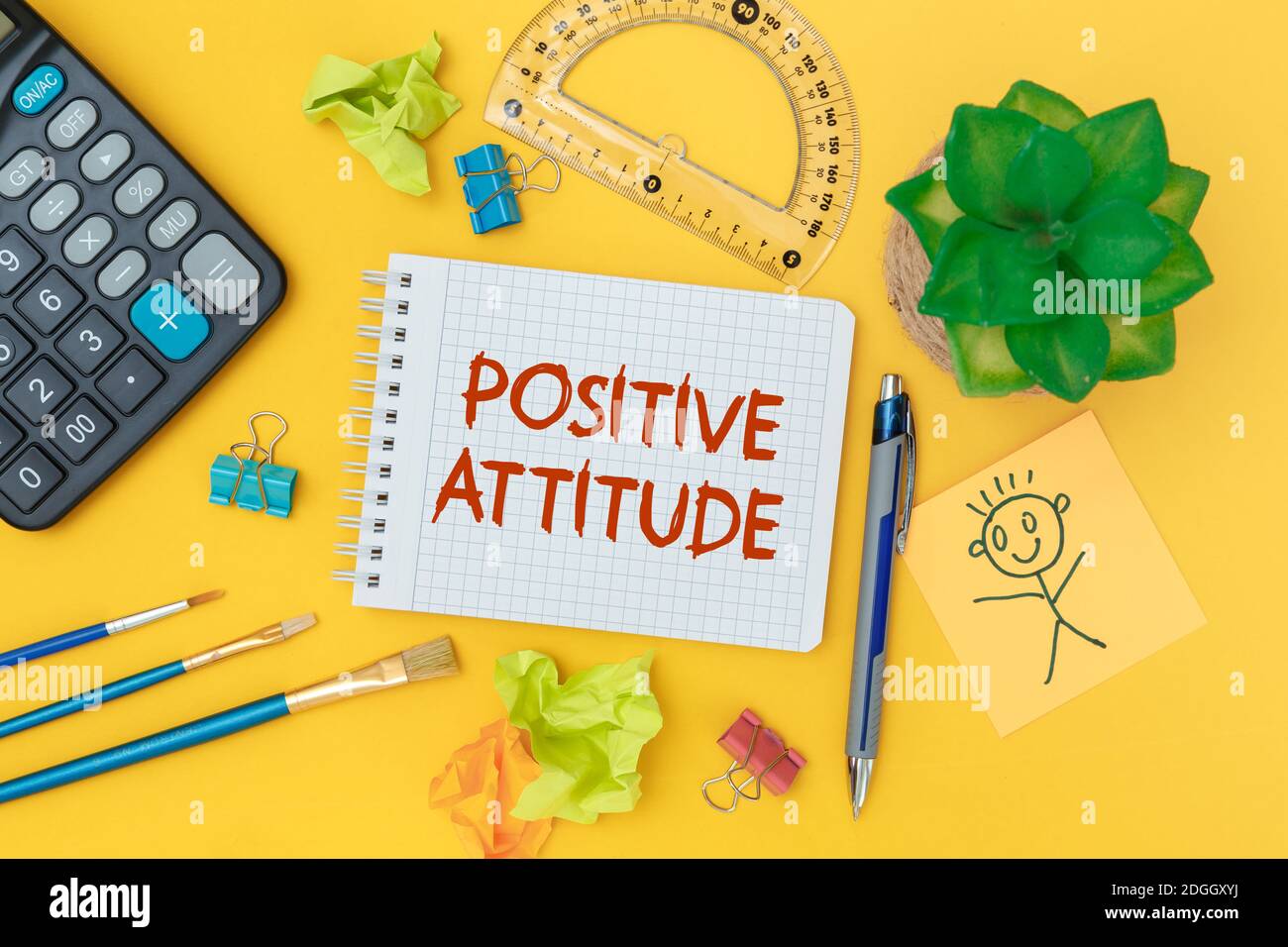 Positive Einstellung. Inspirierende Zitate zu Notizbüchern und Büromaterial Stockfoto