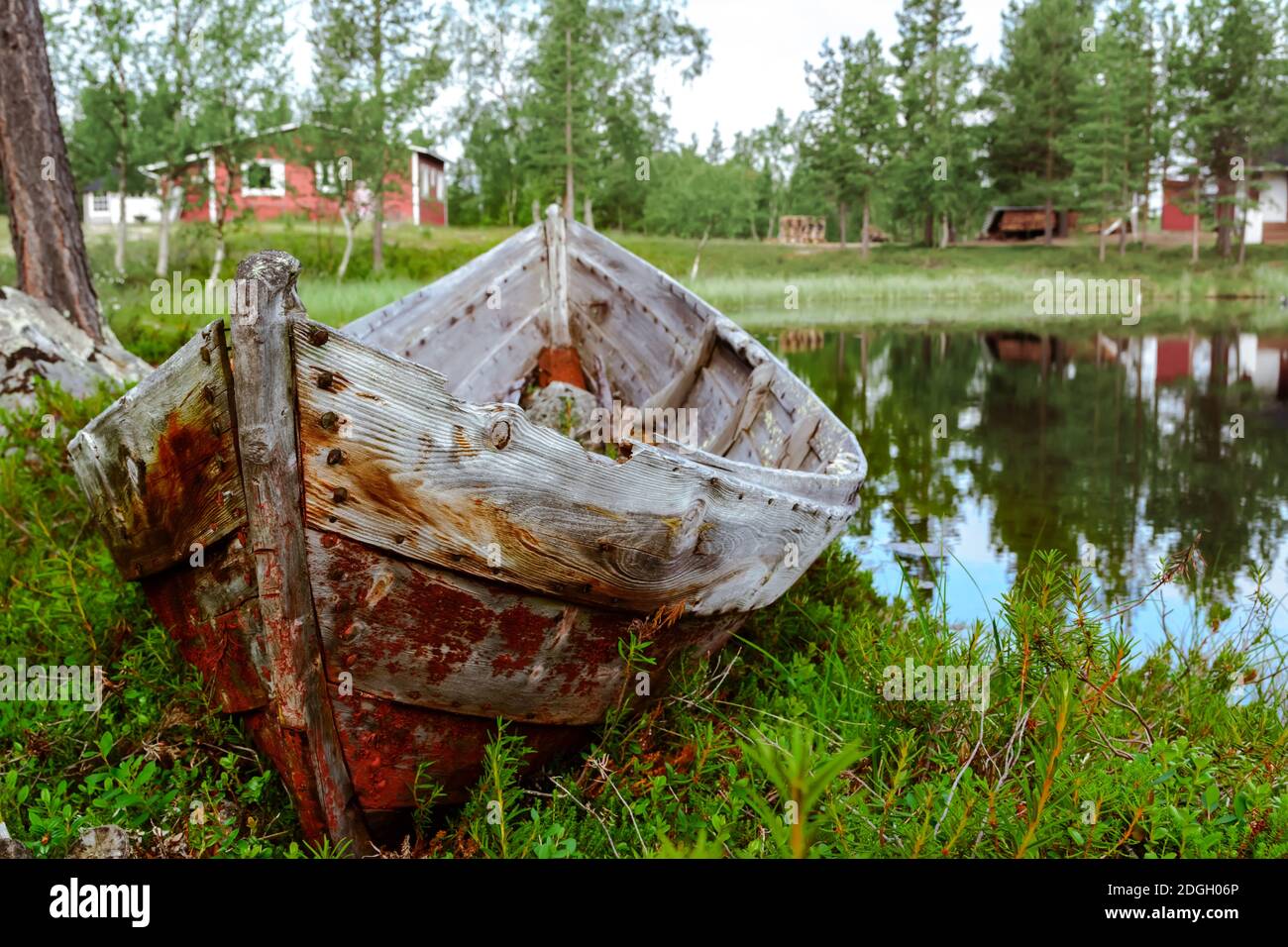 Verlassene Holzboot im borealen Nordwald Stockfoto
